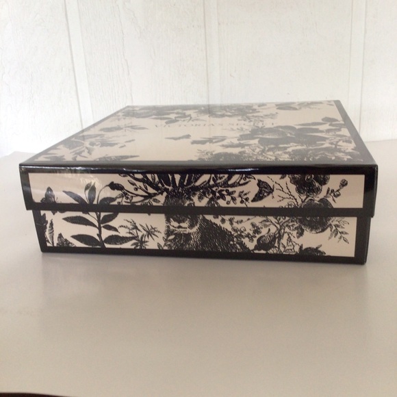 VICTORIAS SECRET LIMITED EDITION GIFT BOX - Picture 4 of 9